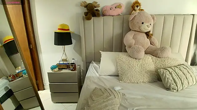 Snapshot of Emyii_ chatting on April 8, 2026, 2:13 am Emyii online show from April 8, 2026, 2:13 am