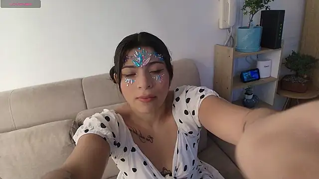 Snapshot of Emyii_ chatting on March 6, 2026, 2:39 am Emyii online show from March 6, 2026, 2:39 am