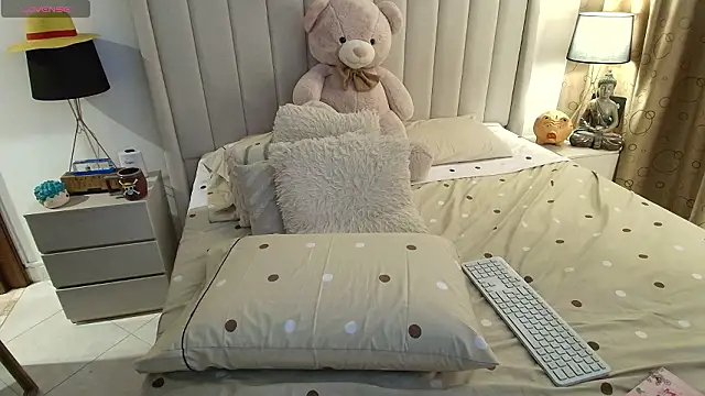 Snapshot of Emyii_ chatting on March 21, 2026, 8:19 am Emyii online show from March 21, 2026, 8:19 am