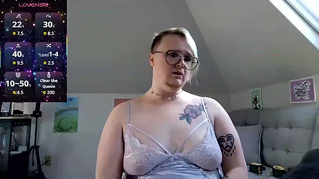 Snapshot of queerlyjaz chatting on April 24, 2026, 3:36 pm queerlyjaz online show from April 24, 2026, 3:36 pm