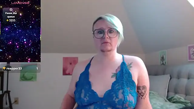 Snapshot of queerlyjaz chatting on May 8, 2026, 1:59 pm queerlyjaz online show from May 8, 2026, 1:59 pm