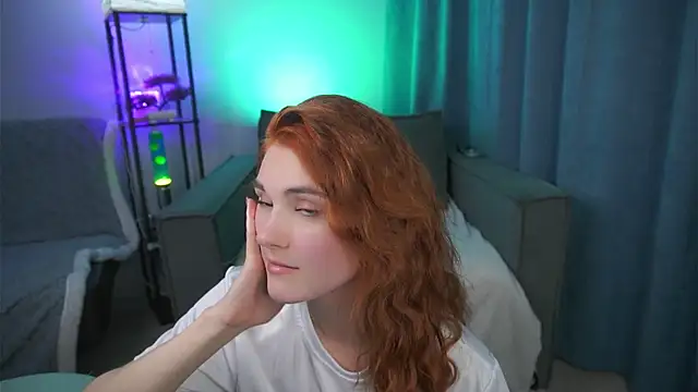 Snapshot of foxy_cute4you chatting on April 12, 2026, 6:33 pm foxy cute4you online show from April 12, 2026, 6:33 pm