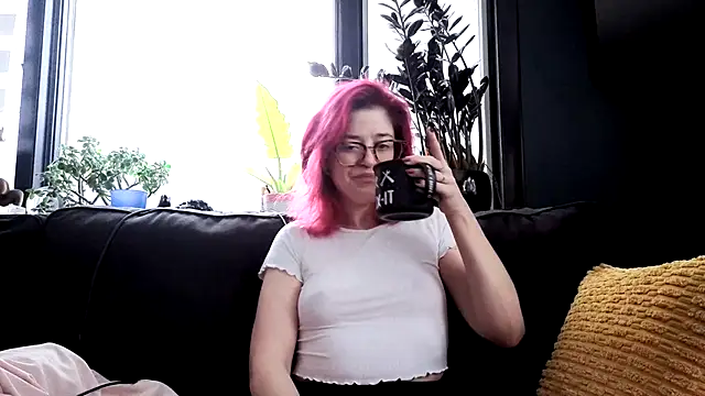 winestaindlips online show from February 18, 2026, 12:23 pm