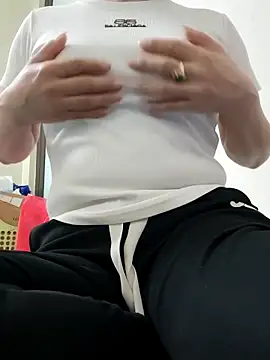 Snapshot of MaihoaLa chatting on November 17, 2025, 4:27 am MaihoaLa online show from November 17, 2025, 4:27 am