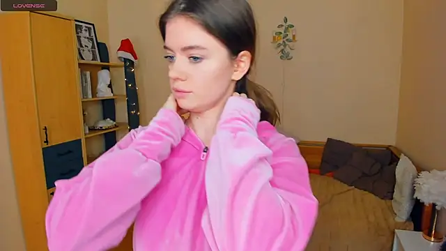 AngelesBenitz online show from March 10, 2026, 7:34 am