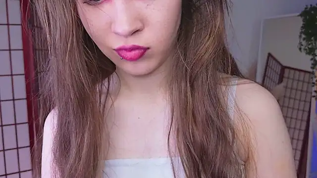 Snapshot of SilentLily chatting on December 18, 2025, 9:07 pm SilentLily online show from December 18, 2025, 9:07 pm