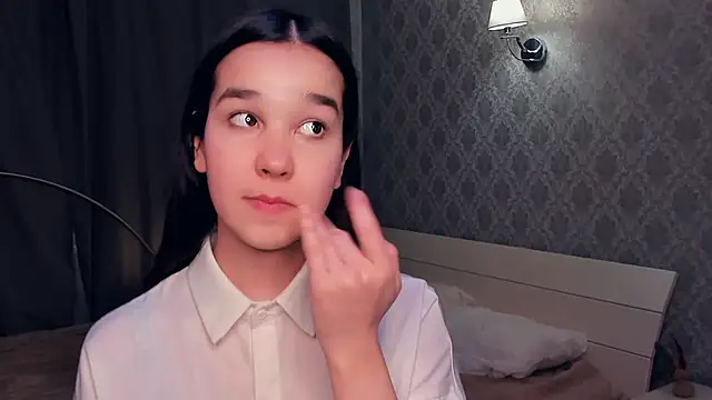 MeliaMelchiori online show from December 18, 2025, 9:18 pm