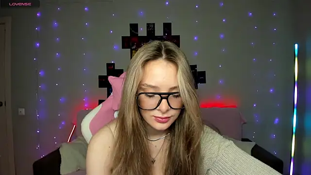 Snapshot of Suzie_Q69 chatting on November 28, 2025, 4:56 am Suzie Q69 online show from November 28, 2025, 4:56 am