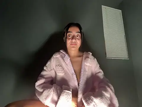 reinaass online show from March 30, 2026, 8:05 am