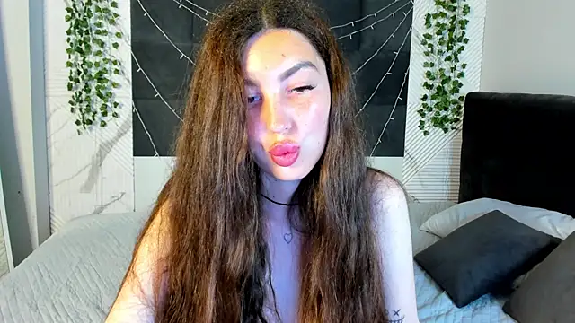 LiraRevery online show from June 12, 2026, 11:57 pm