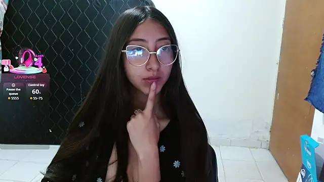 Snapshot of Nanylux chatting on April 10, 2026, 4:14 pm Nanylux online show from April 10, 2026, 4:14 pm