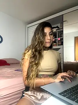 thauanydemontie online show from November 26, 2025, 8:20 pm