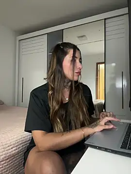 thauanydemontie online show from November 21, 2025, 11:59 pm