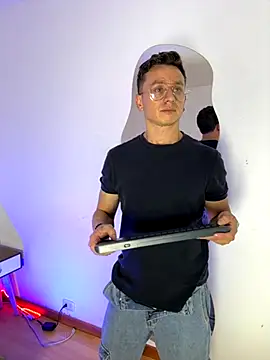 AndrewFalcon  online show from November 19, 2025, 7:36 pm