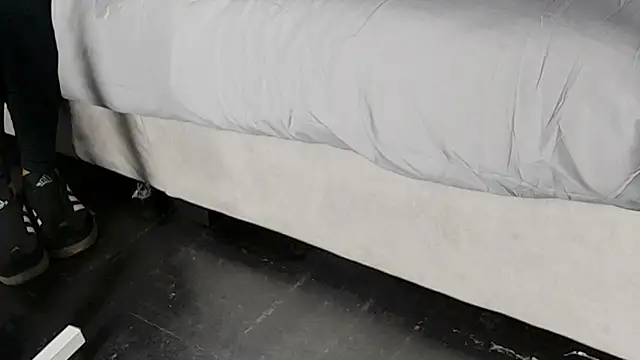 Mia elan   online show from December 17, 2025, 8:36 pm