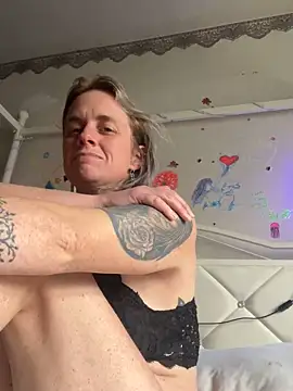 kittykatskat online show from November 20, 2025, 2:07 pm