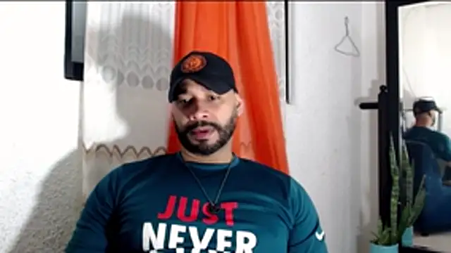 Snapshot of musclehetero chatting on June 12, 2026, 1:47 am musclehetero online show from June 12, 2026, 1:47 am