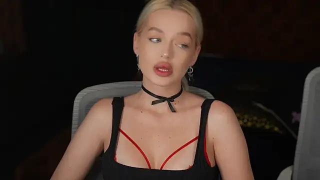 Snapshot of Liza_Mur chatting on November 21, 2025, 12:37 pm Liza Mur online show from November 21, 2025, 12:37 pm