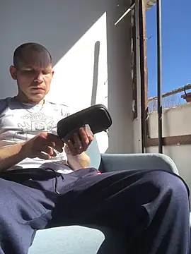 Spielzeugtwink online show from April 8, 2026, 10:39 am