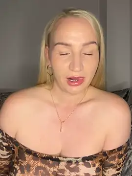 Snapshot of BootyQueenApril chatting on April 22, 2026, 10:49 pm BootyQueenApril online show from April 22, 2026, 10:49 pm