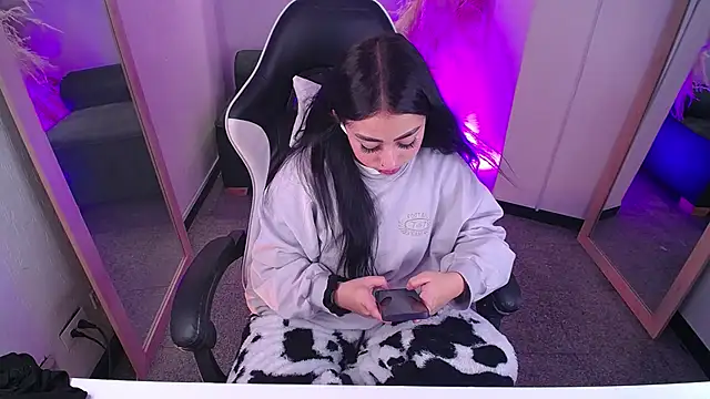 Snapshot of vallolett chatting on March 9, 2026, 7:50 pm vallolett online show from March 9, 2026, 7:50 pm