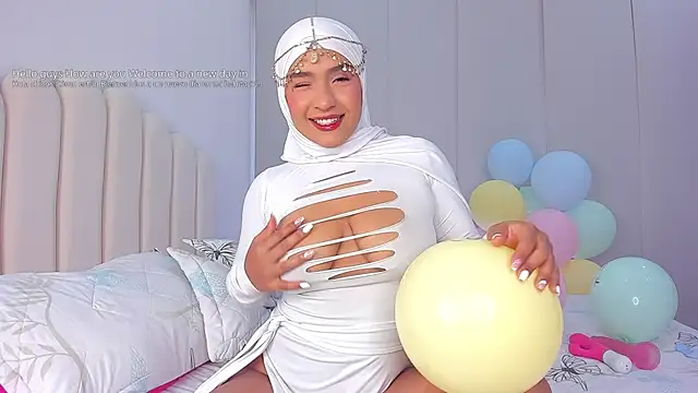 Snapshot of Amira-Zahra chatting on April 17, 2026, 9:39 pm Amira-Zahra online show from April 17, 2026, 9:39 pm