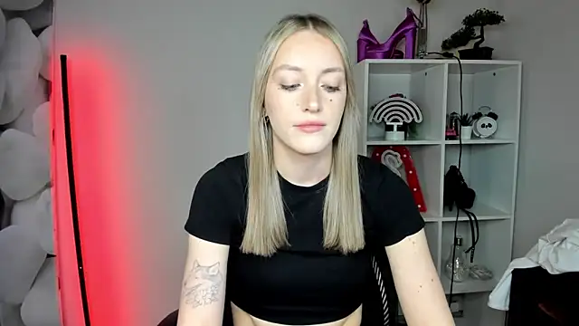 EvelynBlond online show from February 18, 2026, 6:33 am