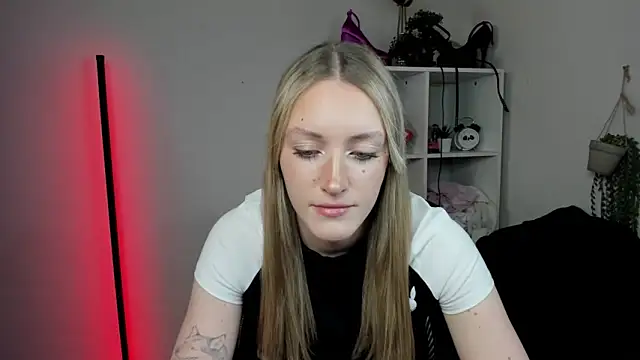 Snapshot of EvelynBlond chatting on April 16, 2026, 12:39 pm EvelynBlond online show from April 16, 2026, 12:39 pm