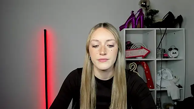 Snapshot of EvelynBlond chatting on April 27, 2026, 12:36 pm EvelynBlond online show from April 27, 2026, 12:36 pm