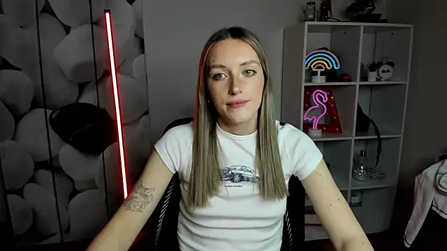 Snapshot of EvelynBlond chatting on January 5, 2026, 5:38 pm EvelynBlond online show from January 5, 2026, 5:38 pm