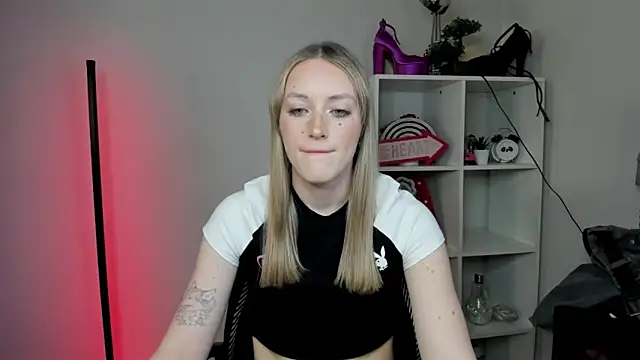 EvelynBlond online show from March 25, 2026, 1:32 pm