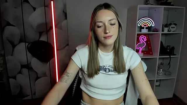 Snapshot of EvelynBlond chatting on December 19, 2025, 1:35 pm EvelynBlond online show from December 19, 2025, 1:35 pm