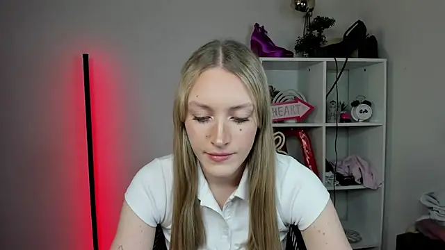 Snapshot of EvelynBlond chatting on April 20, 2026, 12:30 pm EvelynBlond online show from April 20, 2026, 12:30 pm
