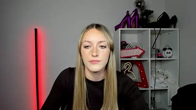 Snapshot of EvelynBlond chatting on April 29, 2026, 5:30 pm EvelynBlond online show from April 29, 2026, 5:30 pm