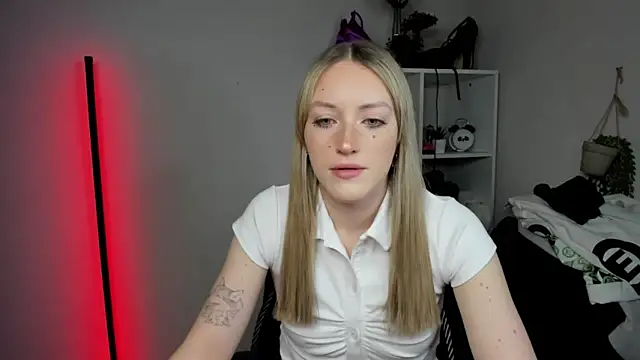 Snapshot of EvelynBlond chatting on April 17, 2026, 5:32 am EvelynBlond online show from April 17, 2026, 5:32 am