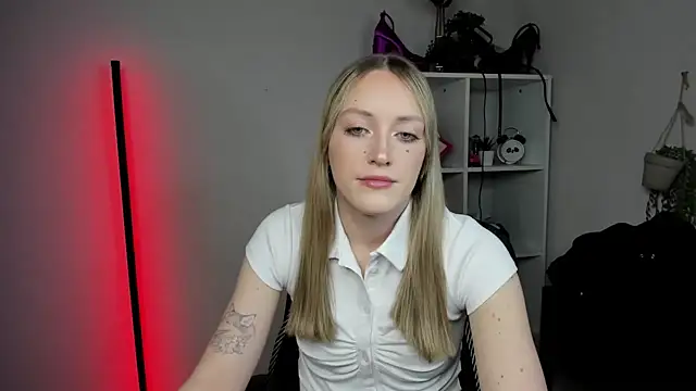Snapshot of EvelynBlond chatting on April 15, 2026, 12:32 pm EvelynBlond online show from April 15, 2026, 12:32 pm