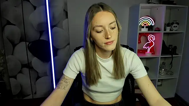 Snapshot of EvelynBlond chatting on December 18, 2025, 1:48 pm EvelynBlond online show from December 18, 2025, 1:48 pm