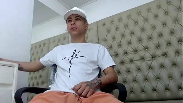 HollmanFronsh online show from December 5, 2025, 2:43 am