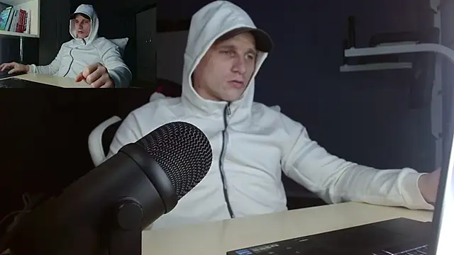 Snapshot of Poliglotjoe1 chatting on December 17, 2025, 6:40 am Poliglotjoe1 online show from December 17, 2025, 6:40 am