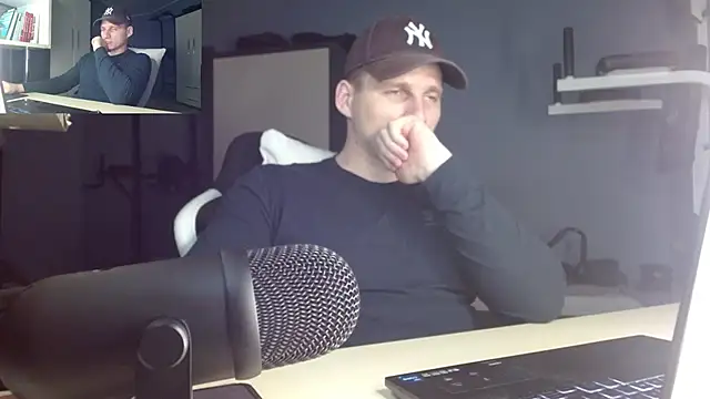 Snapshot of Poliglotjoe1 chatting on December 17, 2025, 9:31 pm Poliglotjoe1 online show from December 17, 2025, 9:31 pm