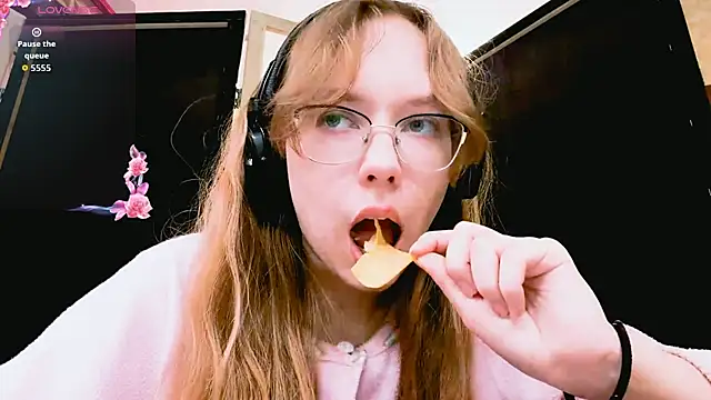 LouettaTornese online show from December 3, 2025, 3:11 pm