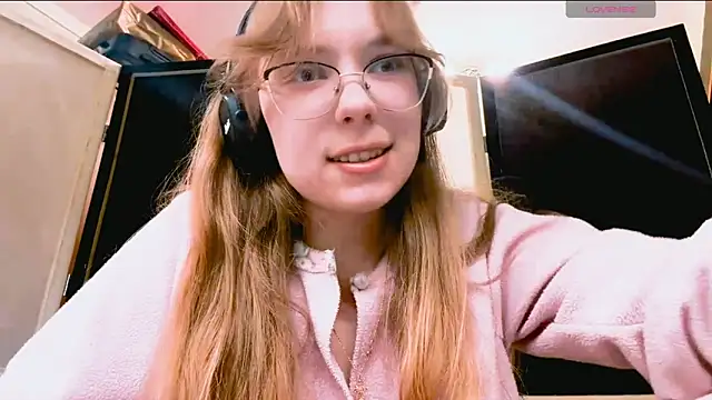 LouettaTornese online show from December 4, 2025, 3:11 pm