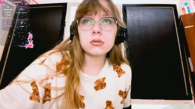 LouettaTornese online show from December 19, 2025, 7:44 am