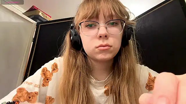 LouettaTornese online show from December 18, 2025, 3:05 pm