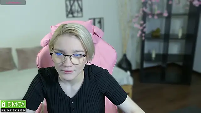 Megan Lora online show from December 1, 2025, 8:15 am