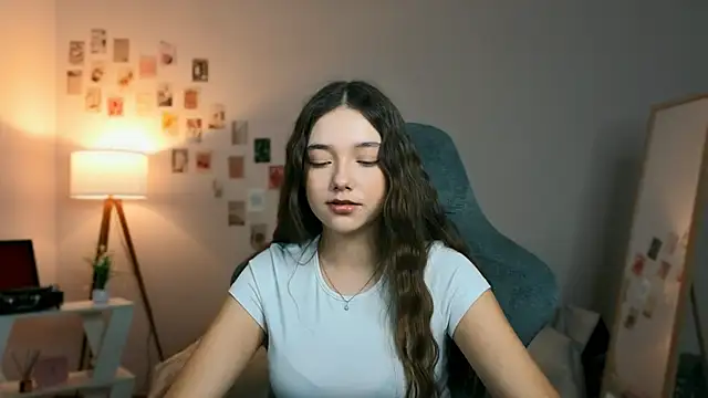 Snapshot of Vexorine chatting on April 5, 2026, 4:57 pm Vexorine online show from April 5, 2026, 4:57 pm