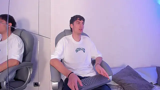 Emir Ozan  online show from November 21, 2025, 11:31 am