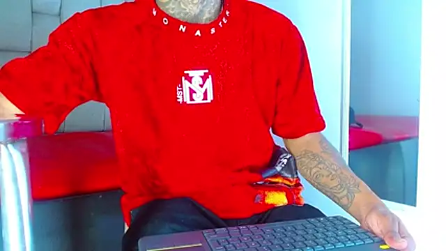 Snapshot of Hot_Latino_x chatting on April 16, 2026, 12:50 pm Hot Latino x online show from April 16, 2026, 12:50 pm