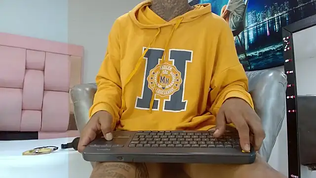 Snapshot of Hot_Latino_x chatting on April 1, 2026, 12:28 pm Hot Latino x online show from April 1, 2026, 12:28 pm