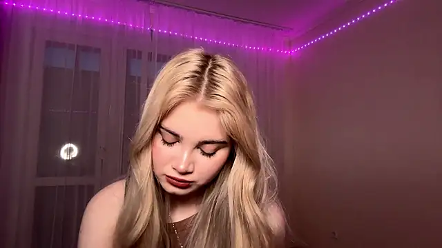 Snapshot of KarissaBoisse chatting on November 21, 2025, 12:04 pm KarissaBoisse online show from November 21, 2025, 12:04 pm